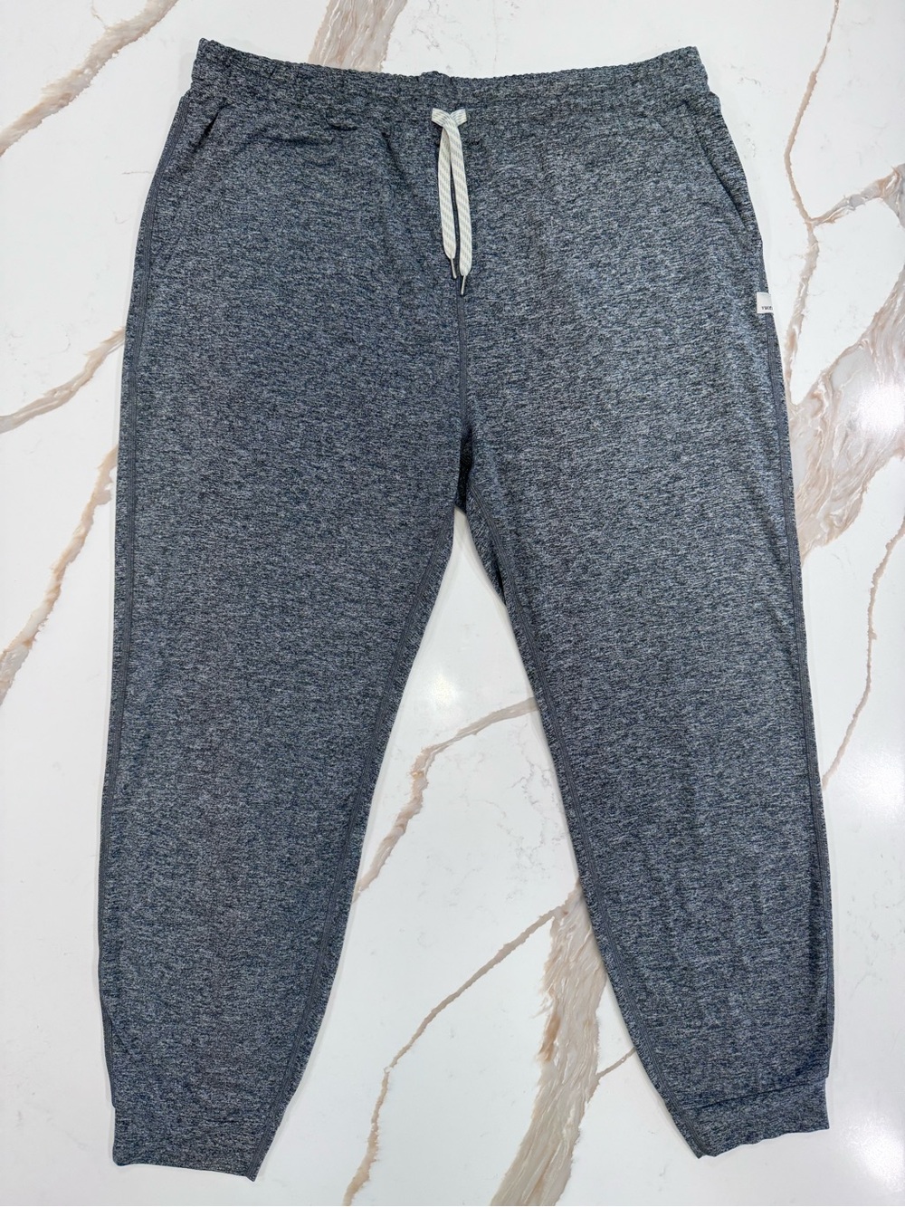 Vuori Performance Jogger XL Charcoal Heather DreamKnit Cropped Athleisure